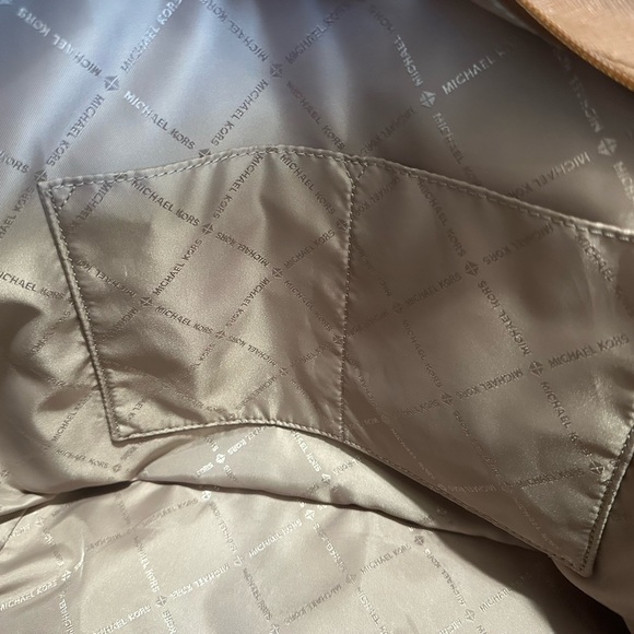 Michael Kors Aspen Limited Edition Tote Bag with Skiers and Snowboarders - Picture 8 of 9